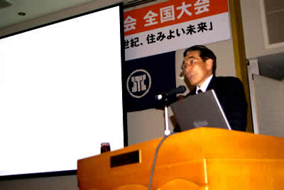 （社）日本しろあり対策協会の第51回全国大会にて、カンモンシロアリの研究発表をする当社会長